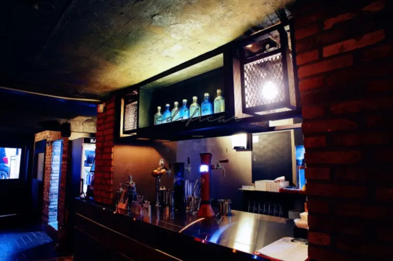 적벽돌과 스테인리스가 어우러진 무디 바 인테리어